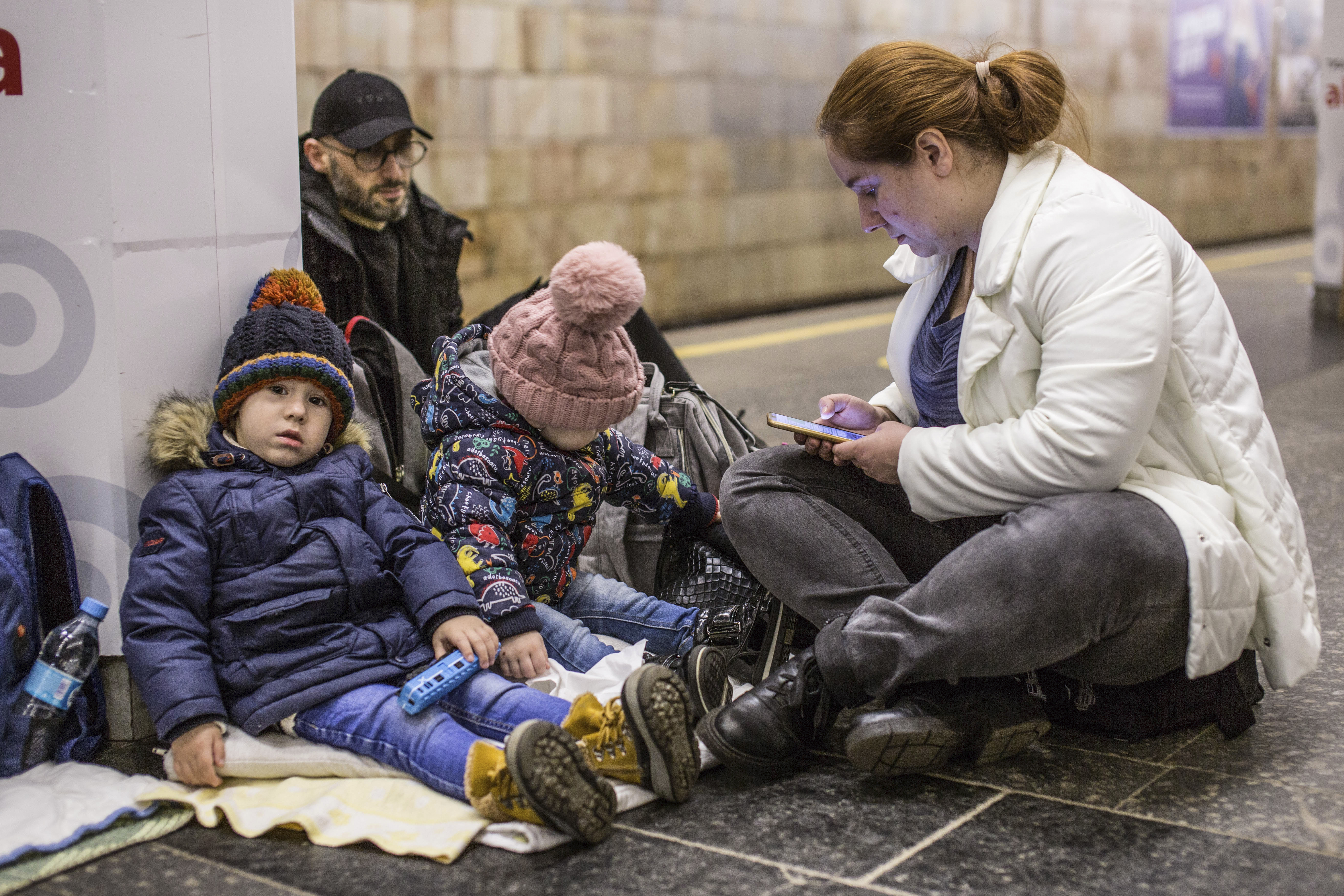 Perhe hakee suojaa Kievin metrosta. Kuva UNDP Ukraine