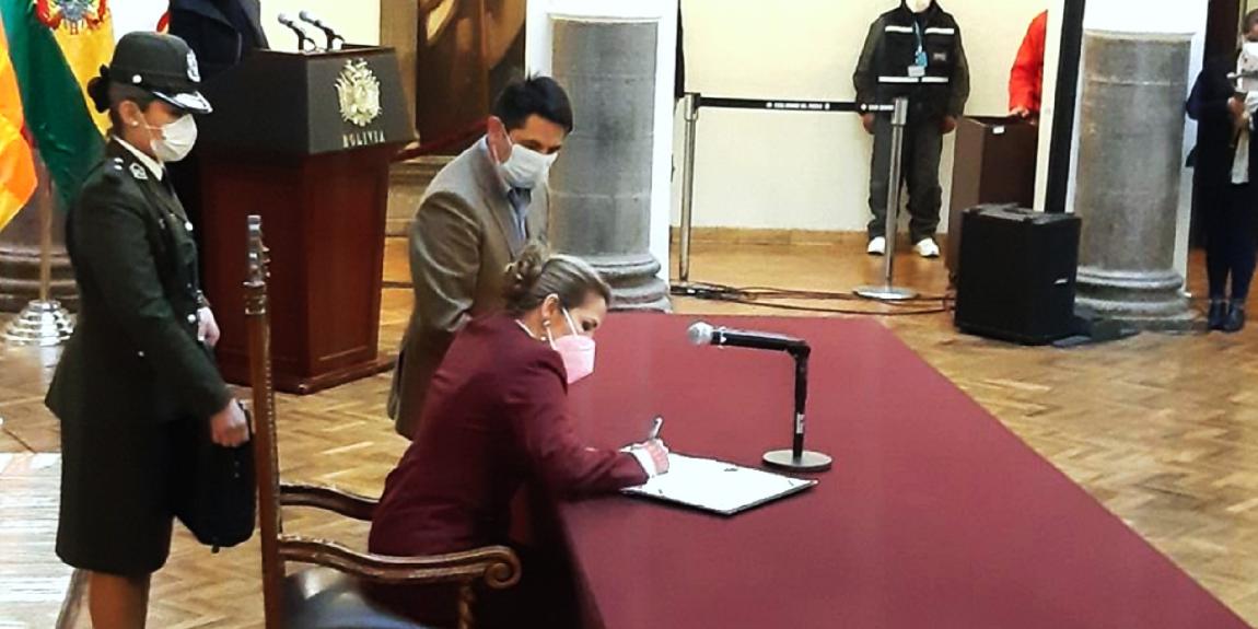 Jeanine Añezin hallinto myöntyi allekirjoittamaan lain, joka estää vaalien siirtämisen enää uudelleen.