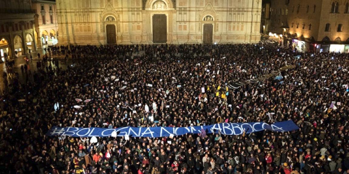 Sardiiniliikkeen mielenosoitus Bolognan kaupunginaukiolla.