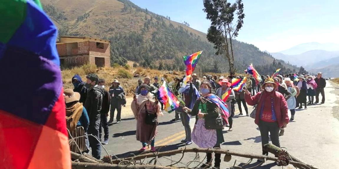 Bolivialaiset sulkivat maan päätiet vastustustaakseen hallituksen suunnitelmia vaalien viivästyttämiseksi.