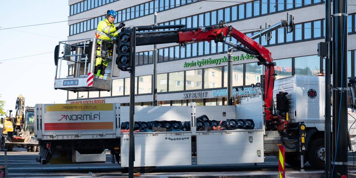 Ennustepäällikkö Koistisen mukaan vienti antaa varovaista toivoa. Helsingin Hakaniemessä asennetaan jo uusia liikennevaloja. Kuva: Emma Grönqvist.