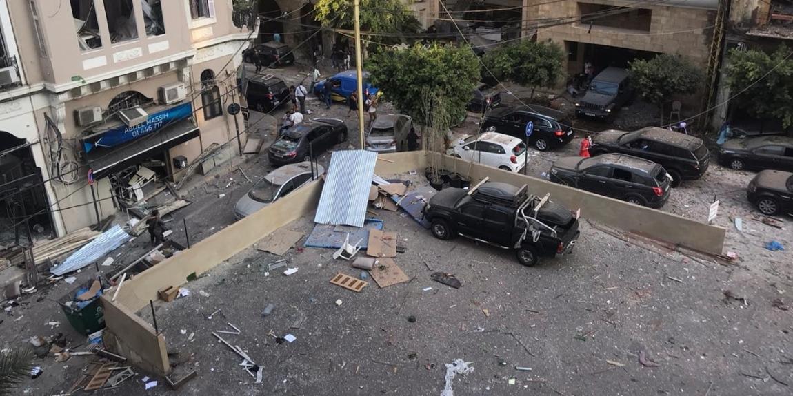 Autojen päällä on rojua Beirutin räjähdyksen jälkeen.