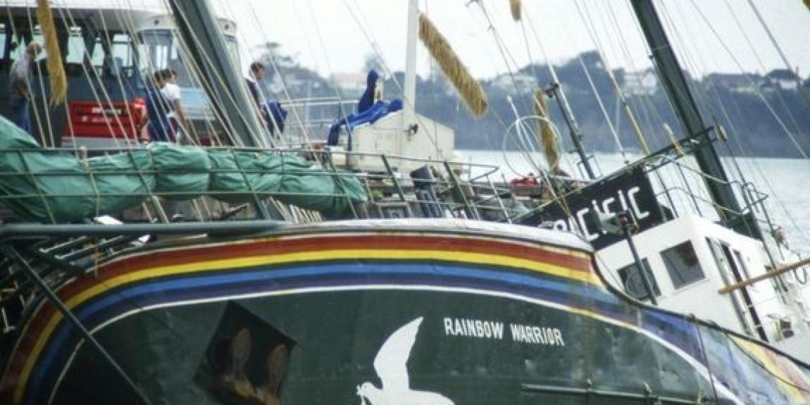 Pommitettu Rainbow Warrior Aucklandin satamassa Uudessa-Seelannissa heinäkuussa 1985. John Miller / Greenpeace 