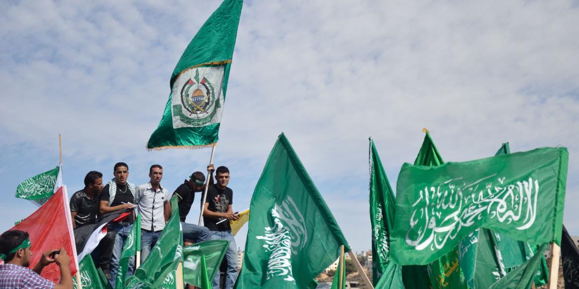 Kuvassa Hamasin lippuja heiluttavia ihmisiä.