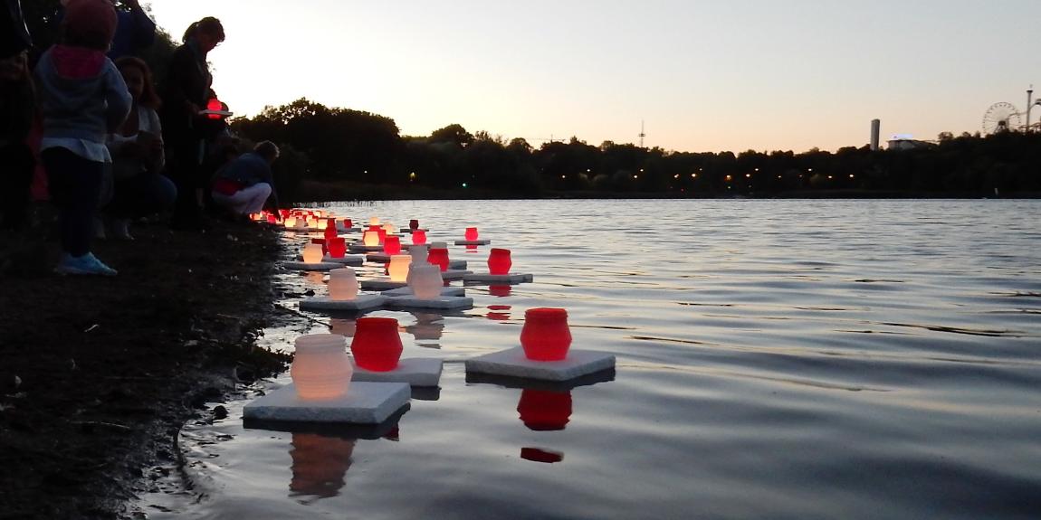 Kynttilöitä vedessä Töölönlahdella.