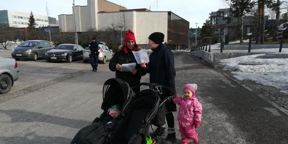 Hyvinkaalainen Ida Ylönen saapui juttelemaan mielenosoittajien kanssa Hyvinkäätalolle / kuva Tiina Sandberg