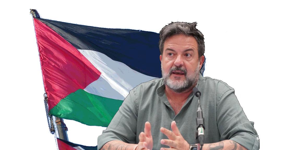 Europarlamentaarikko Manu Pineda Palestiinan lipun edessä.