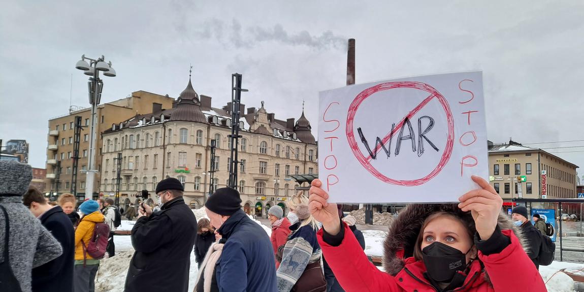Mielenosoitus Ukrainan sotaa vastaan Tampere 24.2.2022 kuva Petra Packalén
