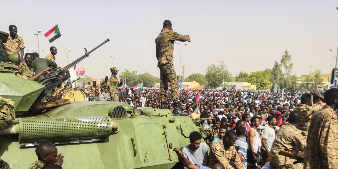 Sudanilaiset vastustavat kadulla vallankaappausta.