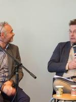 Antero Holmila ja Marko Tikka (oikealla) piirsivät kuvan ajasta, 60- ja 70-luvuista, jolloin media ja politiikka olivat erottamattomasti kietoutuneet yhteen. Kuva: JP (Juha-Pekka) Väisänen.