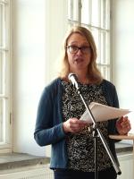 Arja Turunen vertailee kolmea hyvin erilaista lehteä – Uusi Nainen, Suomen Nainen ja Me Naiset. Kuva: JP (Juha-Pekka) Väisänen.
