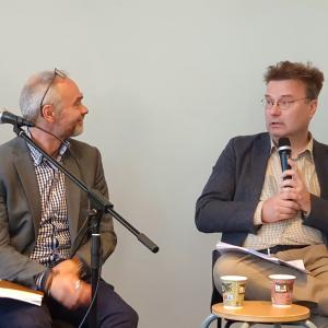 Antero Holmila ja Marko Tikka (oikealla) piirsivät kuvan ajasta, 60- ja 70-luvuista, jolloin media ja politiikka olivat erottamattomasti kietoutuneet yhteen. Kuva: JP (Juha-Pekka) Väisänen.