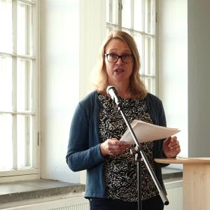 Arja Turunen vertailee kolmea hyvin erilaista lehteä – Uusi Nainen, Suomen Nainen ja Me Naiset. Kuva: JP (Juha-Pekka) Väisänen.