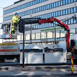 Ennustepäällikkö Koistisen mukaan vienti antaa varovaista toivoa. Helsingin Hakaniemessä asennetaan jo uusia liikennevaloja. Kuva: Emma Grönqvist.