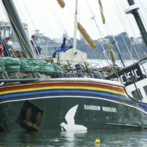Pommitettu Rainbow Warrior Aucklandin satamassa Uudessa-Seelannissa heinäkuussa 1985. John Miller / Greenpeace 