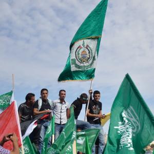 Kuvassa Hamasin lippuja heiluttavia ihmisiä.