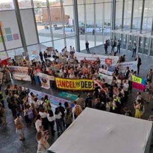 Kansalaisyhteiskunnan edustajat ilmaisivat mieltään Sevillassa järjestetyssä kestävän kehityksen rahoituksen konferenssissa. Kuva: Ilmari Nalbantoglu 