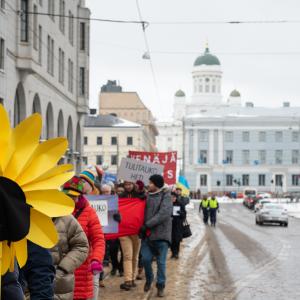 Kenelle aurinko nousee – ihmisille vai aseille?