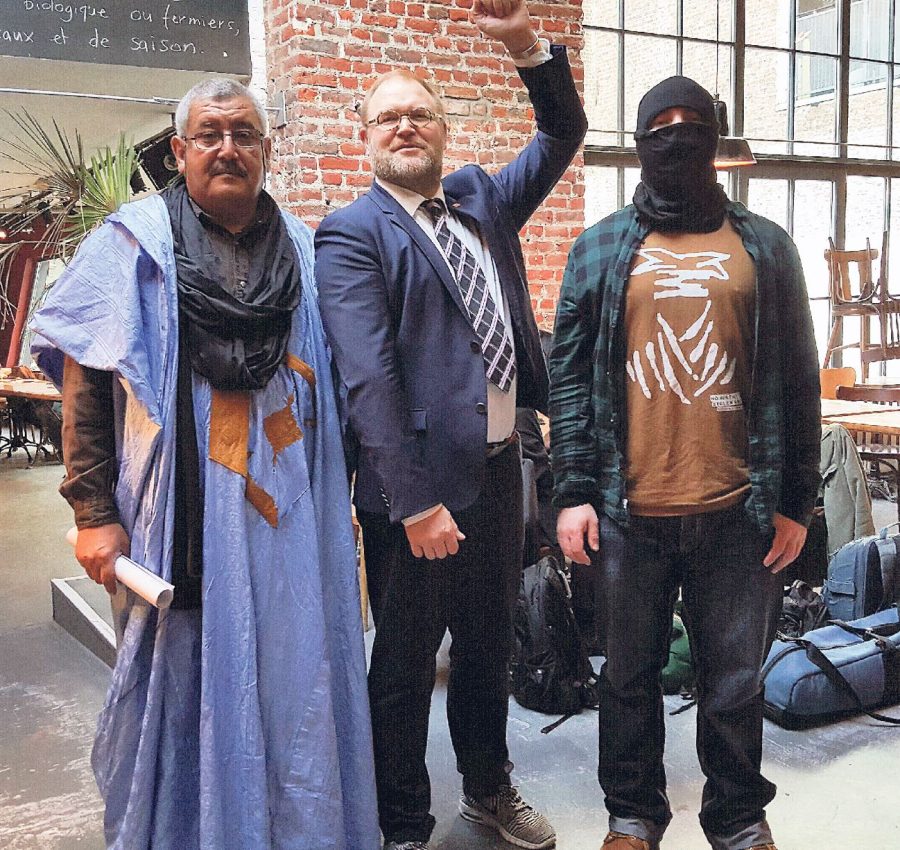 Juha-Pekka Väisänen yhdessä taiteilijoiden kanssa