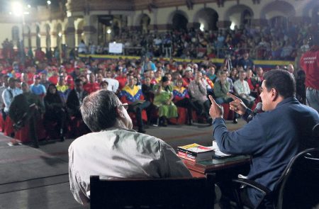 Presidentti Maduro vallankumouksen saavutusten puolustamista pohtivassa kokouksessa.