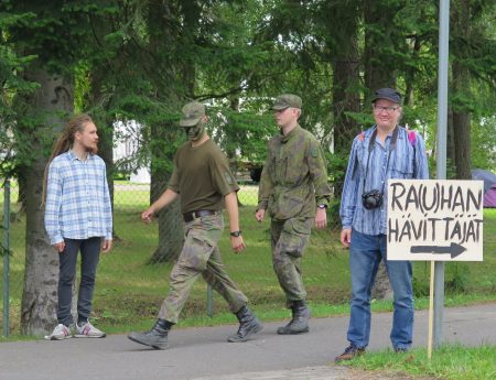 Joensuun Rauhanryhmä Laulurinteellä puolustusvoimat 100 hävittäjähankinnat
