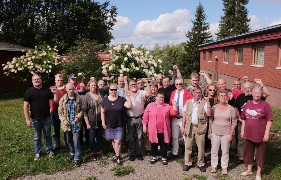 SKPn keskuskomitea ryhmäkuvassa vähäjärven lomakodin pihamaalla kuva Veikko Koivusalo