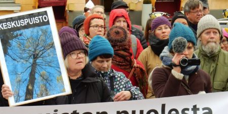 KHO.n pää tös torjuu muunmuassa Helsingin keskuspuistoon rakentamisen.Kuvassa keskuspuiston puolustajat valtuuston edessä. Arkistokuva