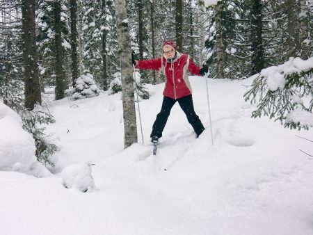 Kuvassa murtomaahiihtoa Anttolan metsissä