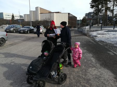 Hyvinkaalainen Ida Ylönen saapui juttelemaan mielenosoittajien kanssa Hyvinkäätalolle / kuva Tiina Sandberg