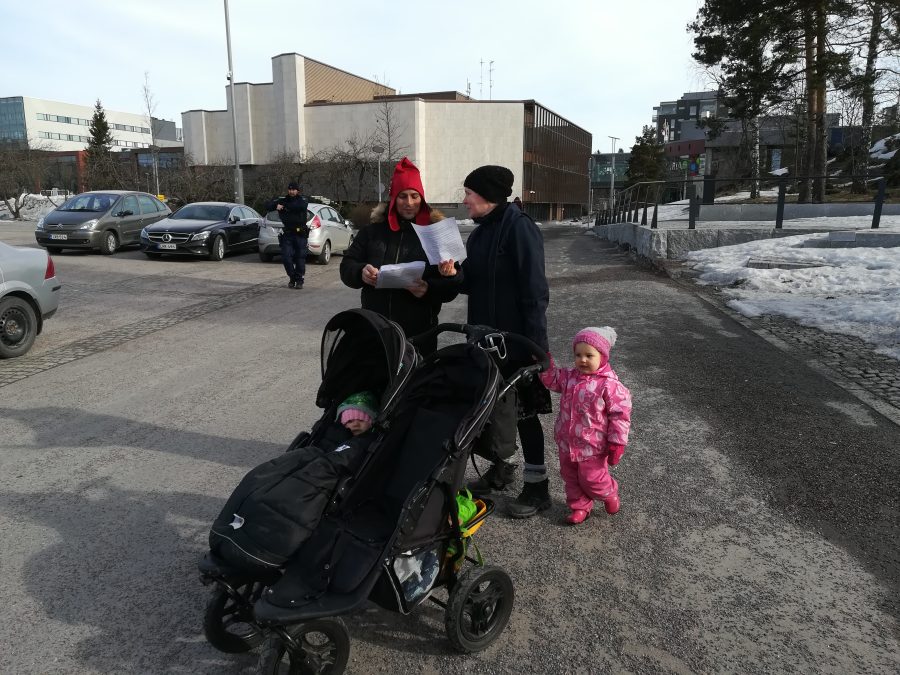 Hyvinkaalainen Ida Ylönen saapui juttelemaan mielenosoittajien kanssa Hyvinkäätalolle / kuva Tiina Sandberg