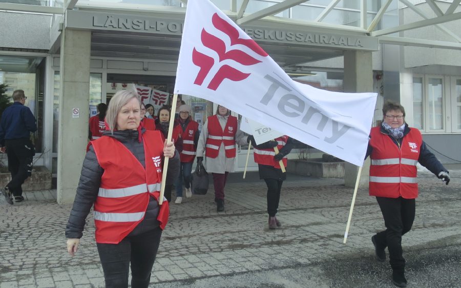 Hoitajat marssivat ulos Kemissä.