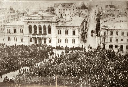 Suurlakko Tampereen keskustorilla 1905.