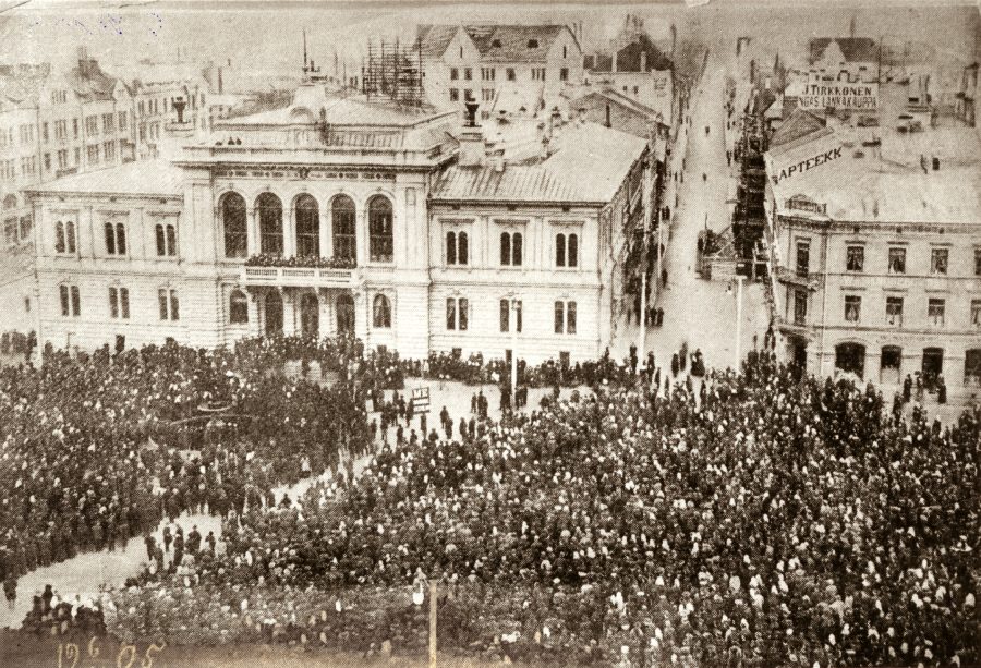 Suurlakko Tampereen keskustorilla 1905.