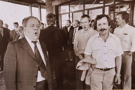 taistelulauluja Kulttuuritalon edessä 1981