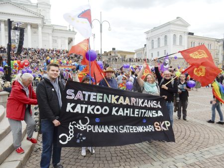 Punainen sateenkaari Pride-kulkueessa.