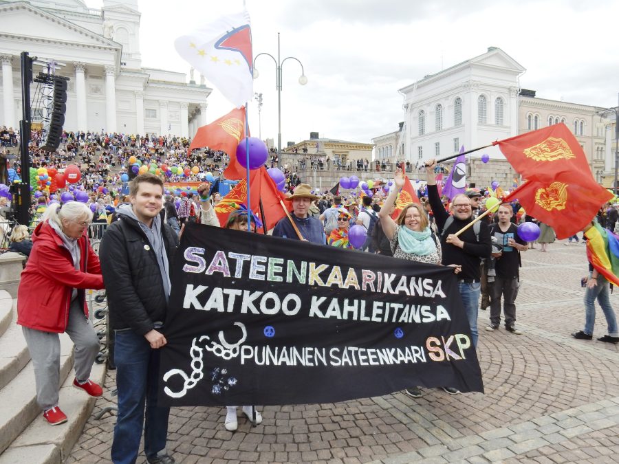 Punainen sateenkaari Pride-kulkueessa.