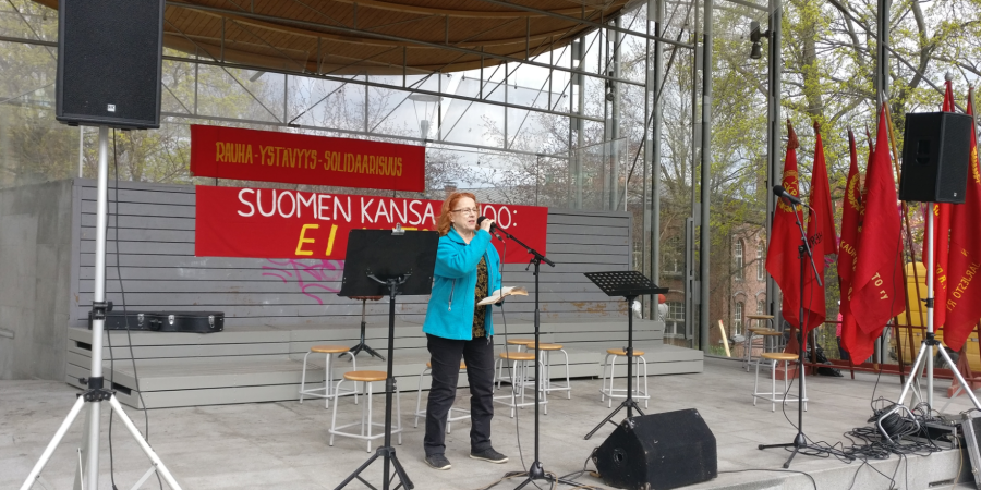 Laila Räikkä lausuu runoja Tampereella vappuna 2019