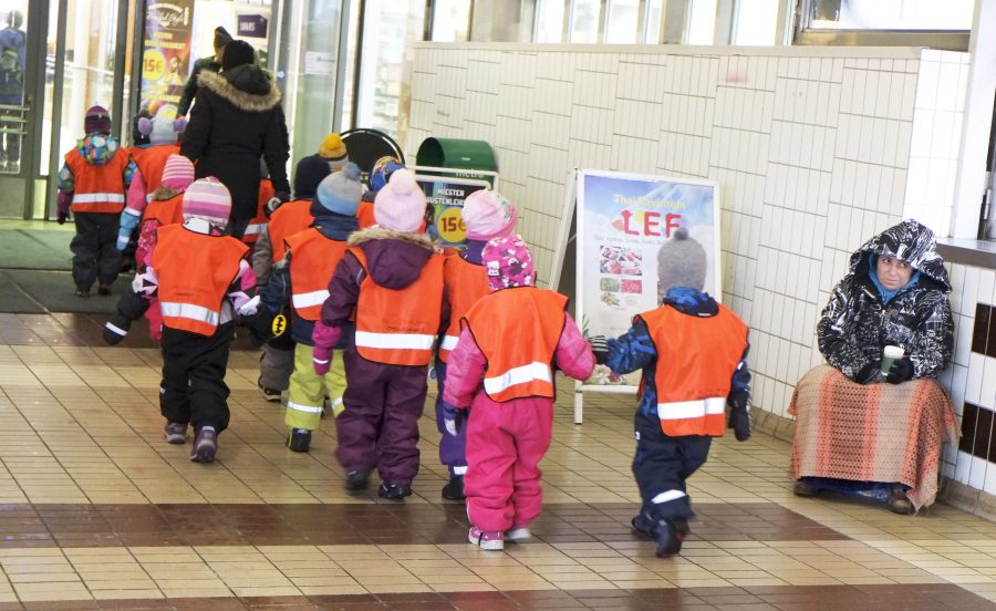 päiväkodin lapset retkellä