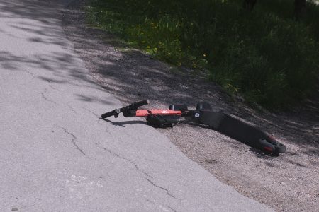 hylätty sähköpotkulauta