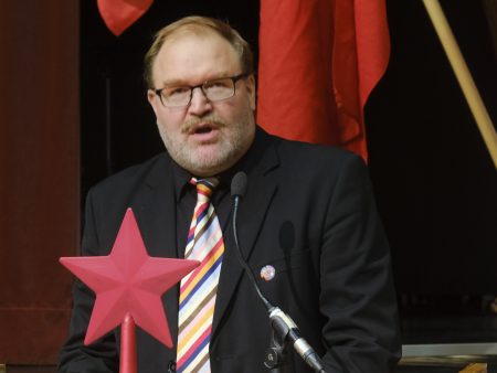 Juha-Pekka Väisänen puhuu edustajakokouksessa.