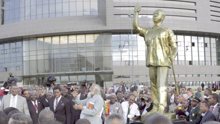 Krumahin patsas Afrikan Unionin päämajan edustalla Addis Abebassa.