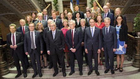 Rinteen hallitus yhteiskuvassa Säätytalon portaikossa.