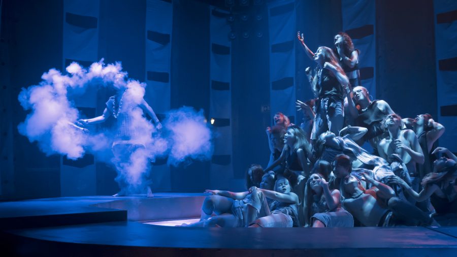 kohtaus Hair-musikaalista