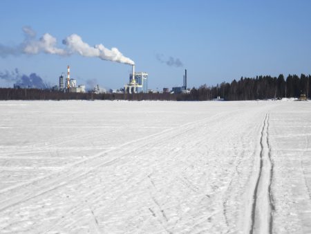 Kemi-yhtiö kirkkaana talvipäivänä.