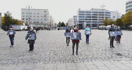 Turkistarhausta vastustettiin Vaasan torilla.