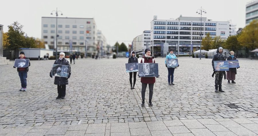 Turkistarhausta vastustettiin Vaasan torilla.