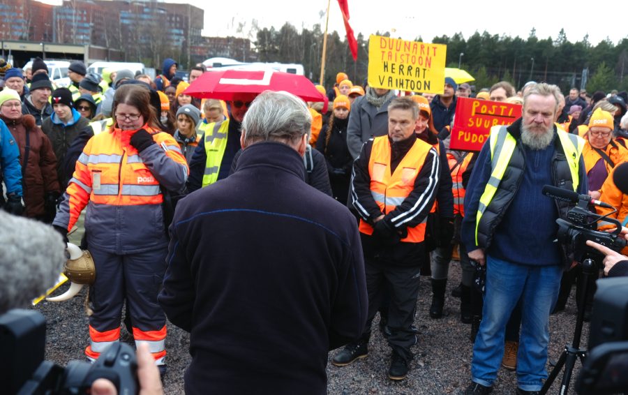 Postin lakkomielenosoituksessa Pasilassa hiljennyttiin Asser Siuvatin muistolle.