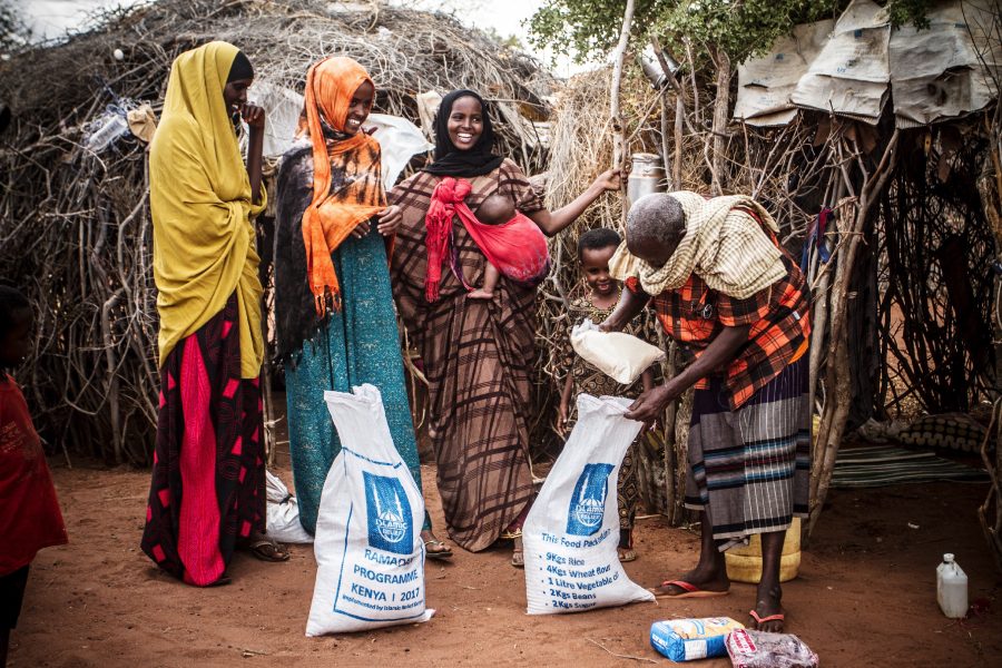 Avustusjärjestön ruokapaketteja avataan Keniassa 2017.
