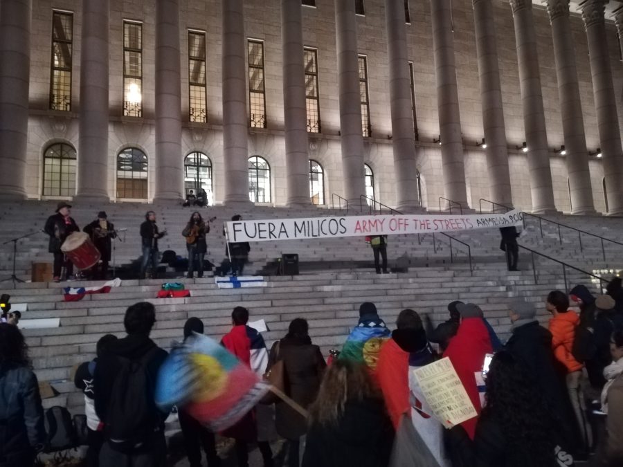 Chile solidaarisuus mielenosoitus 24.10. 2019 eduskuntatalolla