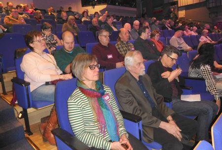 Ay-väen rauhanpäiville Riihimäen teatteriin saapui salintäydeltä aktiiveja ympäri maata.